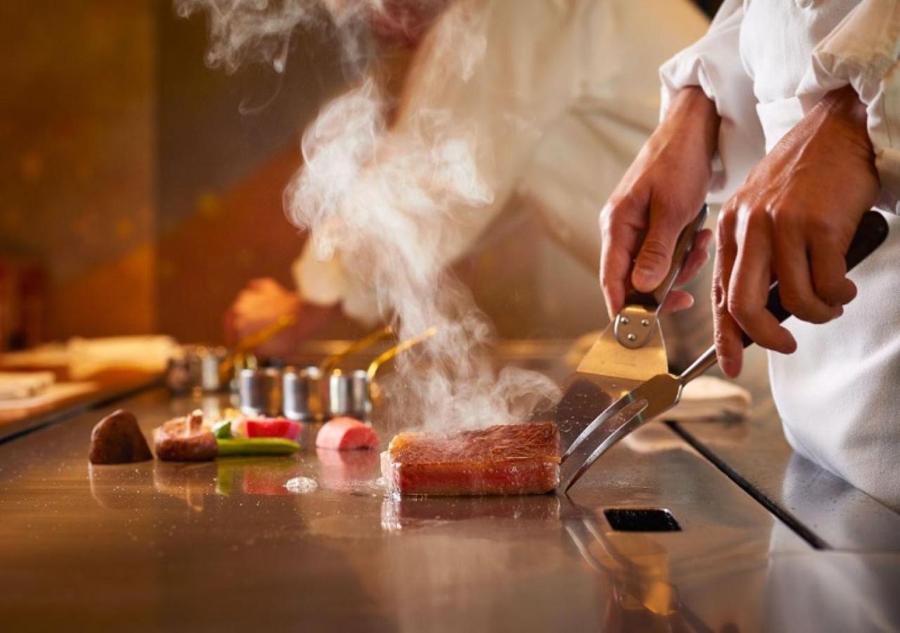 Imperial Hotel Prefektura Tokio Exteriér fotografie A chef seasoning a steak