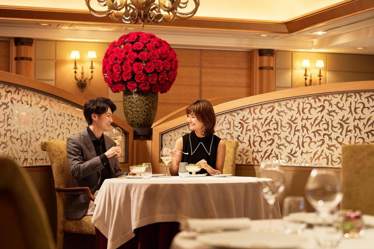 Imperial Hotel Prefektura Tokio Exteriér fotografie A couple dining at a restaurant