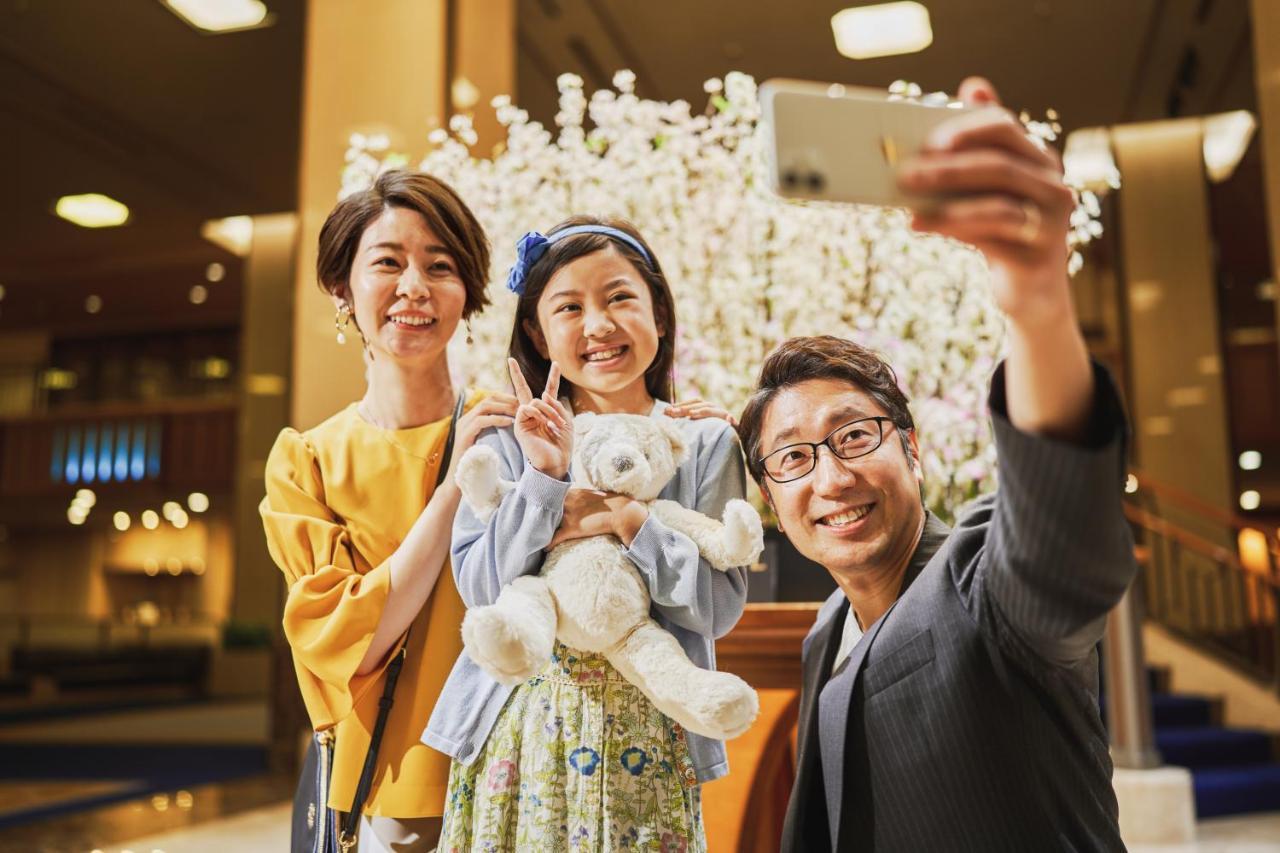 Imperial Hotel Prefektura Tokio Exteriér fotografie Princess Hisako with her daughters