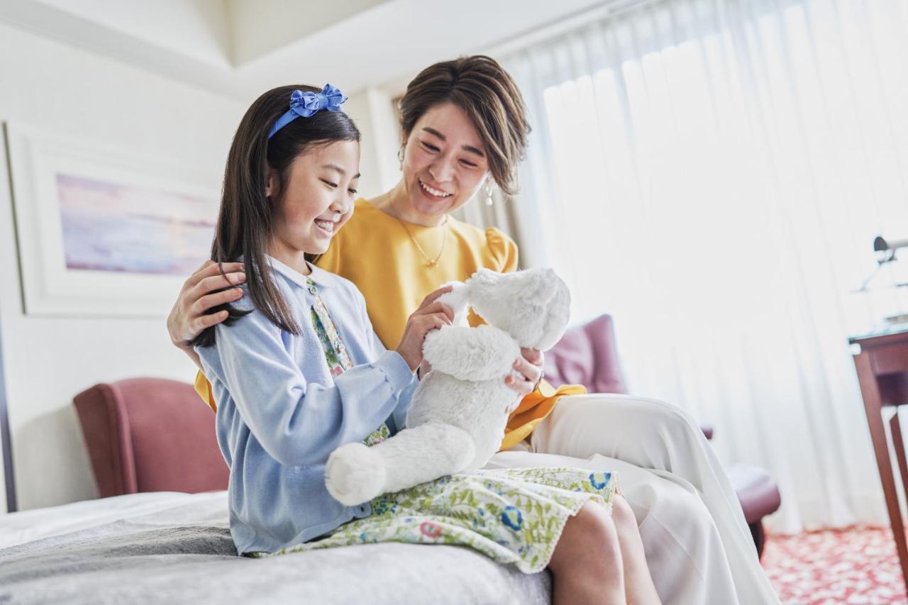 Imperial Hotel Prefektura Tokio Exteriér fotografie A child with her mother