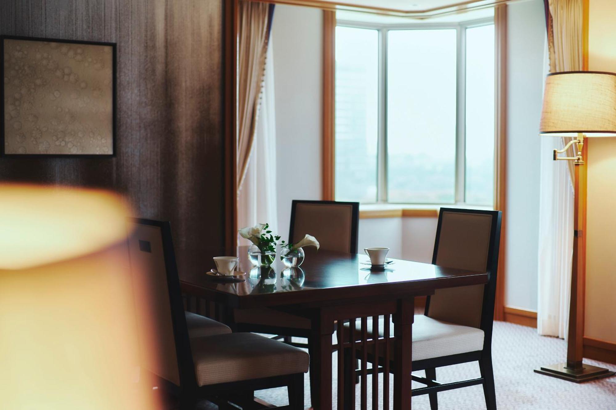 Imperial Hotel Prefektura Tokio Exteriér fotografie A table and chairs in a hotel room