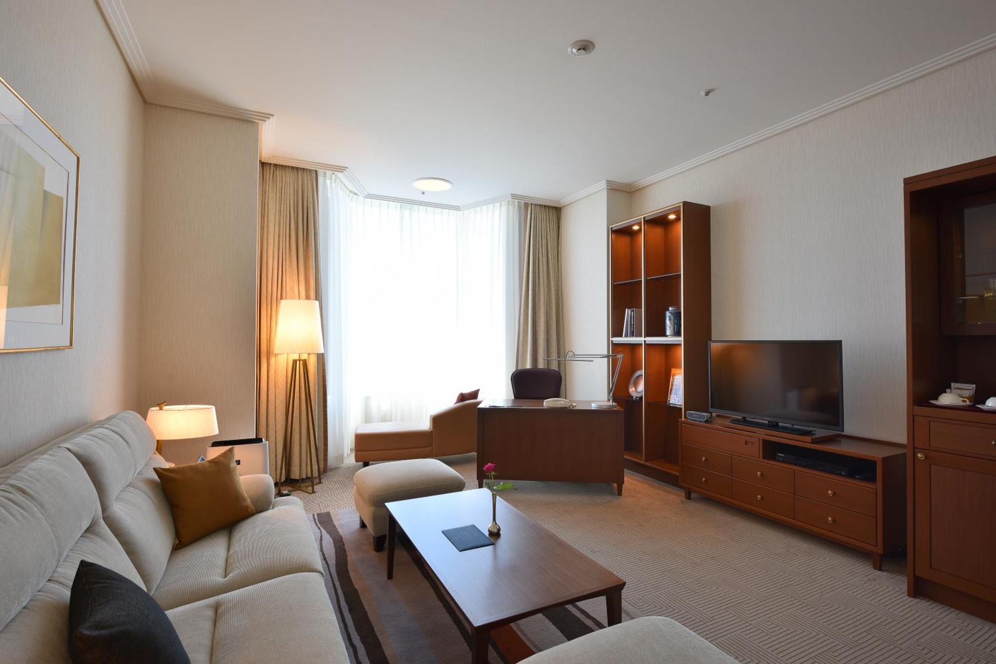 Imperial Hotel Prefektura Tokio Exteriér fotografie A living room in a suite at the InterContinental Vienna