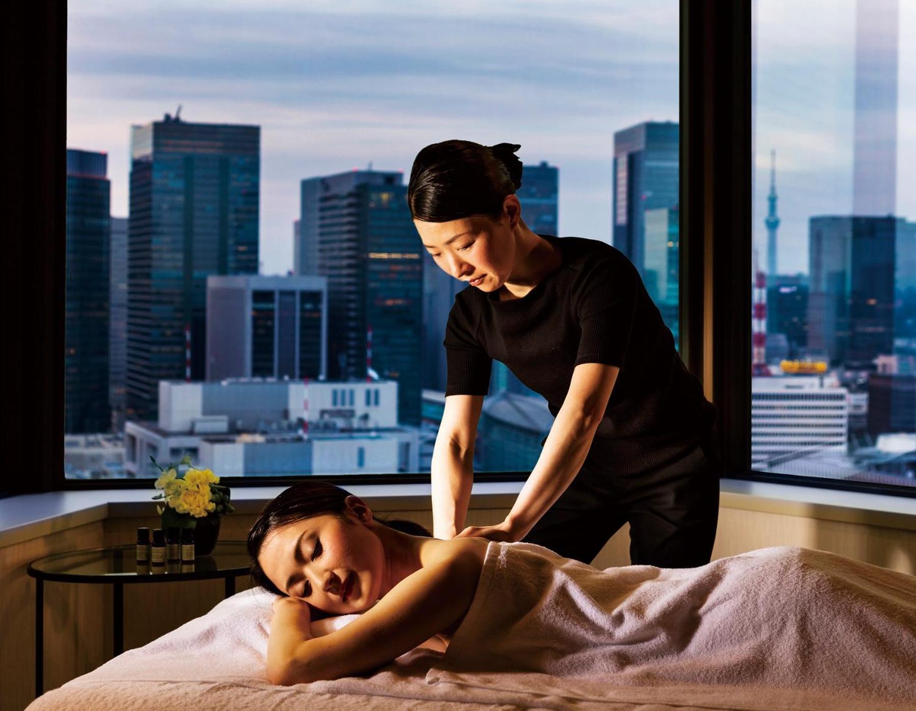 Imperial Hotel Prefektura Tokio Exteriér fotografie A massage at a spa
